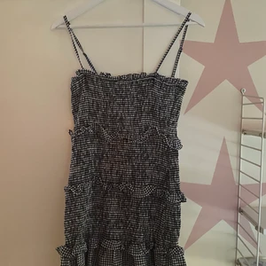 Klänning - Hej! Säljer min fina Bershka klänning som jag köpte via ASOS för ett år sedan. Tyvärr kommer den inte till användning och därför säljer jag den. På andra bilden kan man se hur den sitter, bara i en annan färg. Är vanligtvis en M, men bershka har små storlekar (därav L) . Kan tänka mig gå ner i pris vid snabb affär