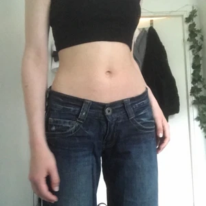 Lågmidjade - Säljer dessa riktigt snygga lågmidjade jeans då dem tyvärr inte satt som jag hade tänkt mig!! Ställ gärna frågor om ni undrar något 💓 Innerbenslängden är 79 cm och midjemåttet 82 cm 🌸 Om många blir intresserade blir det budgivning !!