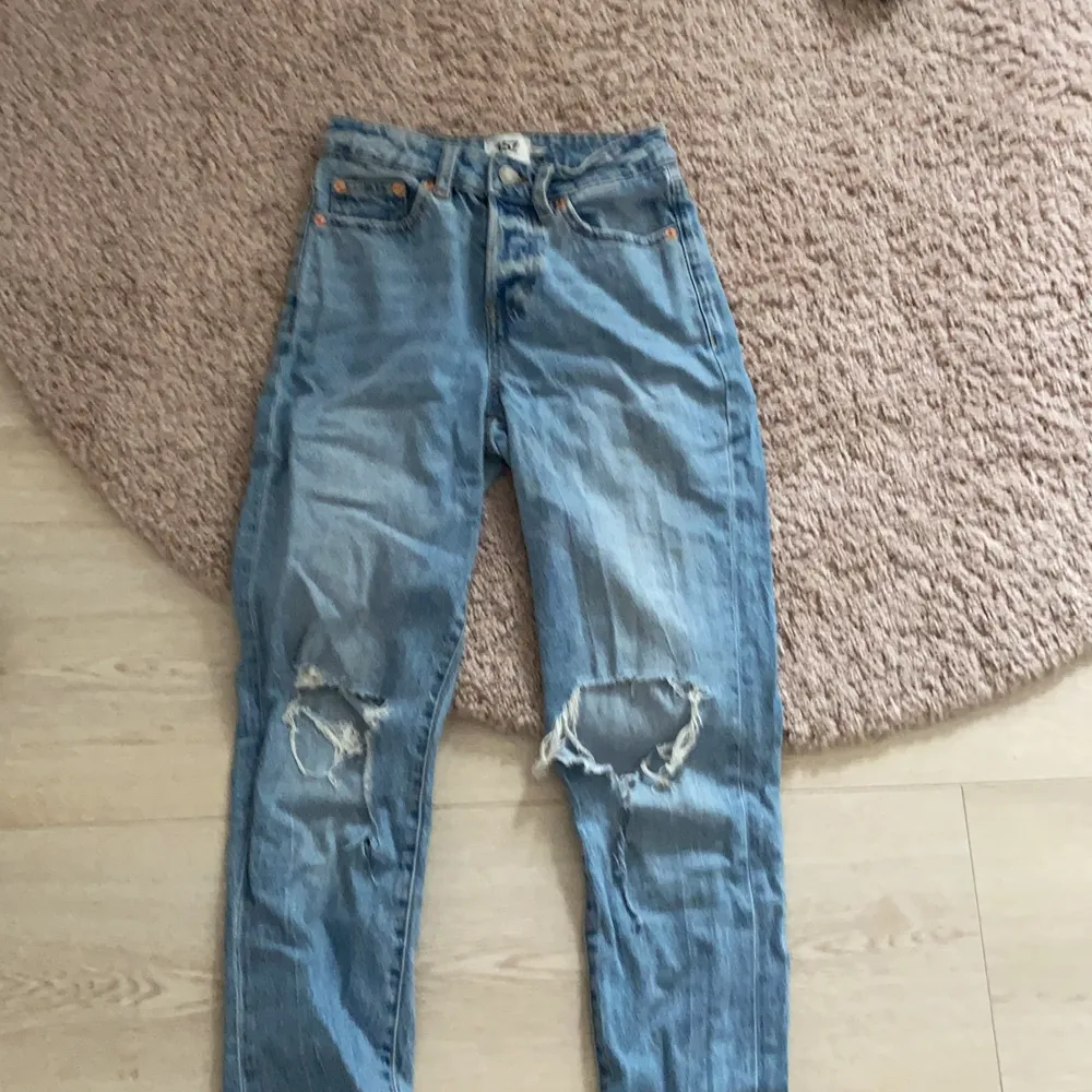 Det här är ett par jeans som är lite stor för mig men du får tänka dig i den,jeansen kommer från lager 157 och har size:xxs. Jeans & Byxor.