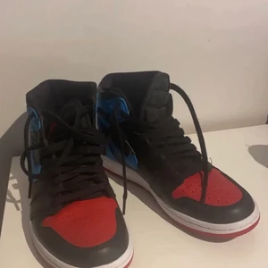 Nike Jordans! - köpta för 2700kr andra hand på sneakershyllan göteborg, använda 1 gång pga för liten storlek😩✨ pris kan diskuteras! Stel 38