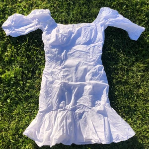 VIT KLÄNNING FRÅN GLAMOROUS - Jättefin vit klänning i storlek XS.💞