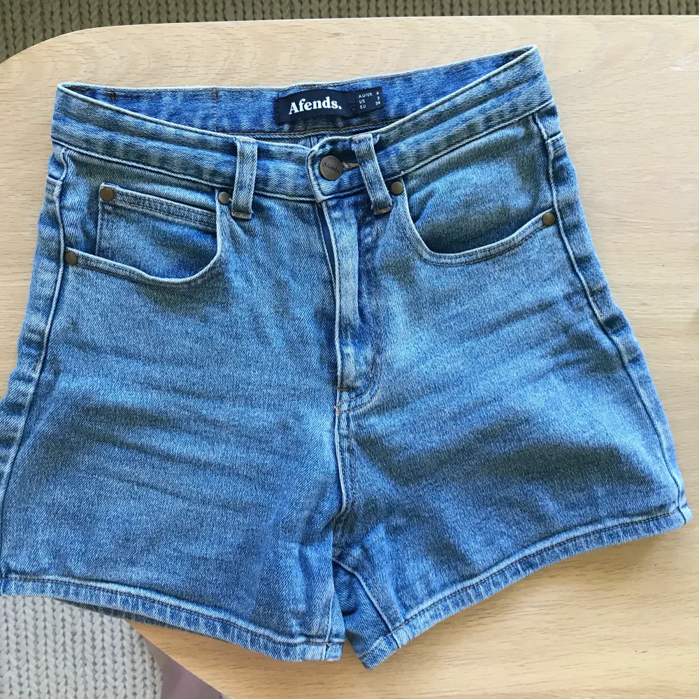 Jeansshorts från Afends som nästan är i nyskick, säljs pga att de är för små för mig. Rätt stretchiga i materialet. Nypris ca 500kr.. Shorts.