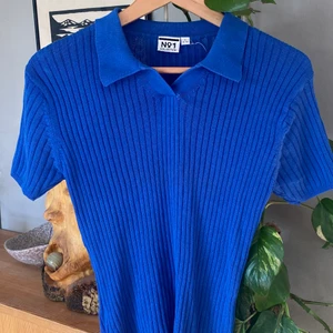 Blå ribbad topp - Super fin blå ribbad topp med krage. Retro, köpt secondhand 