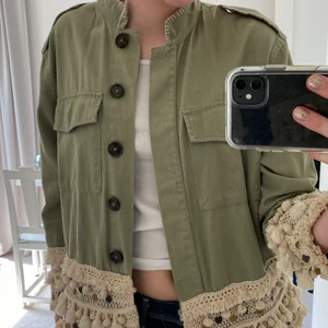 Sjukt snygg jacka  - Sjukt fin jacka köpt från zara för några år sedan. Den är sparsamt använd och är därför i fint skick.😊🧚