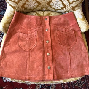 Mockakjol vintage-inspirerad  - Orange mockakjol från H&M. Använt skick men inget speciellt att anmärka på.  Midja: 39 cm. Stuss: 47. Längd 40 