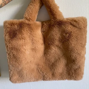 Fluffig Brun Väska - Väskan är köpt från Asos och aldrig använt! 