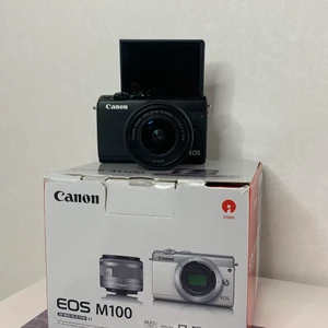 CANON EOS M100 -  köpt Februari 2020  Denna kamera kan fånga fantastiska bilder oavsett väder   Kameran har 24.1 Mpix APS-C sensor  Kameran har även WI-FI MED NFC OCH BLUETOOTH    med kameran med följer ett standard objektiv, laddare, Batteri, linsskydd, dammskydd för objektiv och bruksanvisningar 