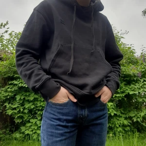 Svart acne hoodie - Storlek s men passar också xs (jag är 165cm). Den passar tjej som kille och är i det skicket som bilderna visar. Skriv gärna för mer info.