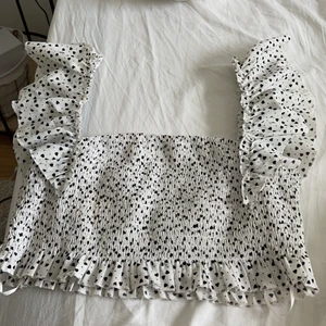 Topp från SHEIN storlek M/L - Gullig topp från SHEIN i storlek M/L. Vit topp med svarta små hjärtan på. Aldrig använd. 