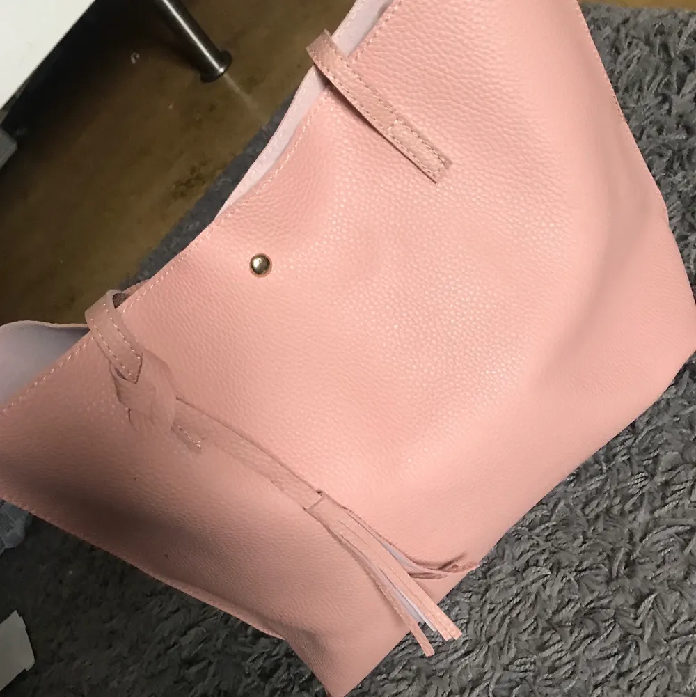 Aldrig använd rosa väska som är väldigt rymlig och fina till våren/sommaren! 👛👛. Väskor.