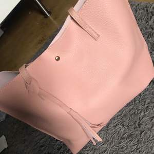 Aldrig använd rosa väska som är väldigt rymlig och fina till våren/sommaren! 👛👛