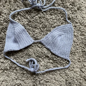 Virkad Bikini - En jätte fin bikini topp som jag virkat själv. Passar mig som har XS men på grund av att man knyter både bak och i nacken så kan det nog passa även S och kanske M. 🥰 Perfekt för att sola i eller under en jacka på sommaren.☀️ Köpare väljer frakt metod och betalar även för frakten😁