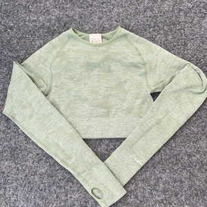 Träningstopp - En grön långärmad träningstopp från bohoo, nyskick aldrig använd. Står storlek s men väldig liten så tror därför den passar mer xs.🤩