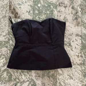 Korsett topp - Säljer denna super trendiga korsetttopp som jag tyvärr inte för andhämtning utav längre, ingen storlek i den men skulle säga att den är en M ! Verkligen så snygg till fest eller vardag s i super skick ! 