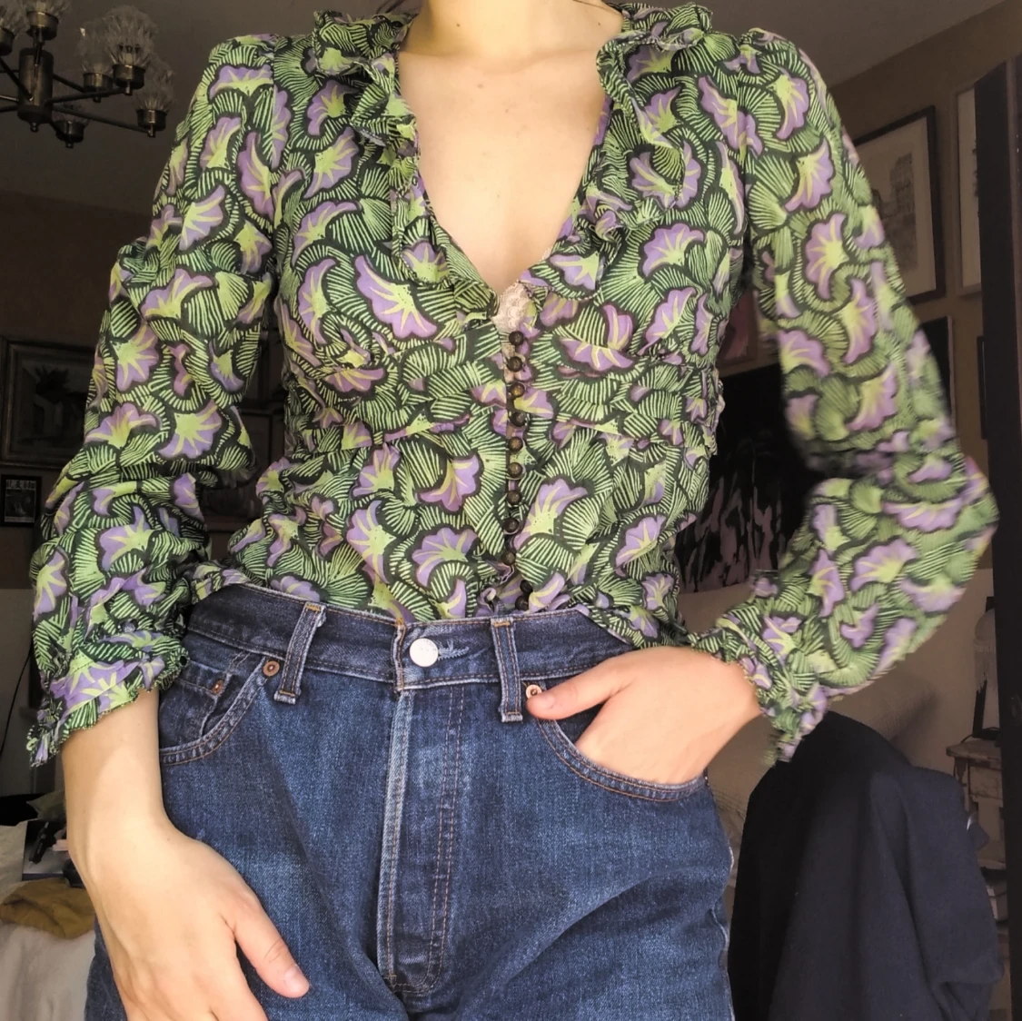 Skir mönstrad blus med volang