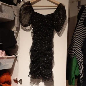 Prickig klänning - Skitsöt prickig klänning med puffärm som ger former. Dessvärre så har prickarna gått bort lite i tvätten så dom är lite mer "gråare".