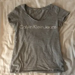 Grå T-shirt från Calvin Klein i stl. XS💛 Kom gärna med kostnadsförslag eller skriv om ni undrar något😋