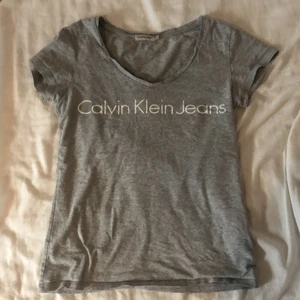 Grå T-shirt Calvin Klein - Grå T-shirt från Calvin Klein i stl. XS💛 Kom gärna med kostnadsförslag eller skriv om ni undrar något😋