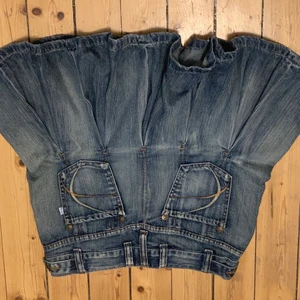 PERFEKTA jeanskjolen - Denna kjol är såå fin men känner inte att den riktigt passar just mig ! Det står ingen storlek då den är köpt på second hand men skulle säga typ M ❤️ säljer den för 100kr så passa på att köpa så kan ni få hem den inom tre dagar ❤️😽