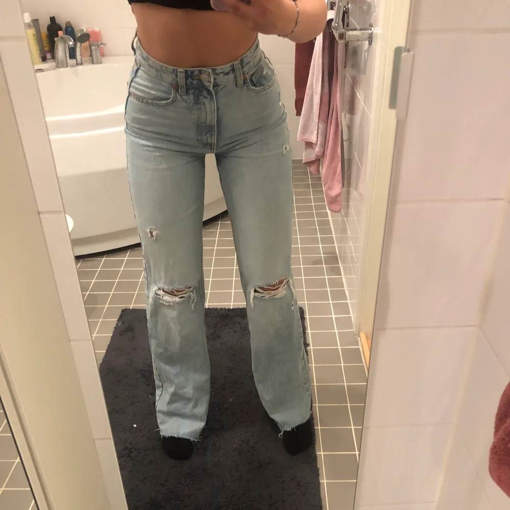 Säljer mina superfina långa zara jeans vid bra bud! Endast använda någon enstaka gång så dom är i nyskick💞💞 Skriv vid frågor. Jeans & Byxor.