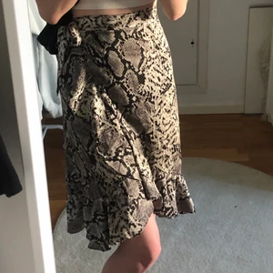 Kjol - Fin kjol till sommaren. Storlek L men väldigt reglerbar så man knyter den, jag har vanligtvis S. Skönt material köpt på tessie.