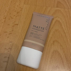 Matte foudationen- Lumene - Jättebra foundation från Lumene i färgen 00. För dig med oljig hy.
