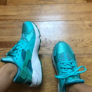 Knappt använda snygga turkosa nike hurache skor - Snygga nike skor knappt använda stl 40 men passar mig som har 38 då de är små i storleken