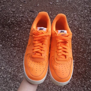 Nike Air Force 1 stl 42 - Säljer ett par tokfeta Air Force i storlek 42. Använda cirkus 10 gånger så dom är som gott som nya. 