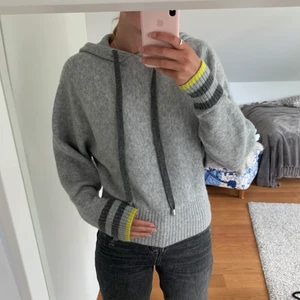 Pringle x HM - Säljer min hoodie från H&Ms kollektion med Pringle. Den är använd ett fåtal gånger och är i fint skick. Superfina gula detaljer på ärmarna. Hoodien är i storlek XS och sitter lite oversized!🌟 ❗️BUD 110kr❗️
