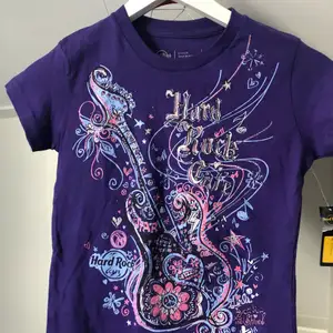 En helt ny hardrock café T-shirt, helt oanvänd. Säljer pga väldigt missvisande av storlek (deras storlekar brukar generellt vara små), beställde i L men denna är mer Xs / S Max M. Super fin!!! Frakt tillkommer.