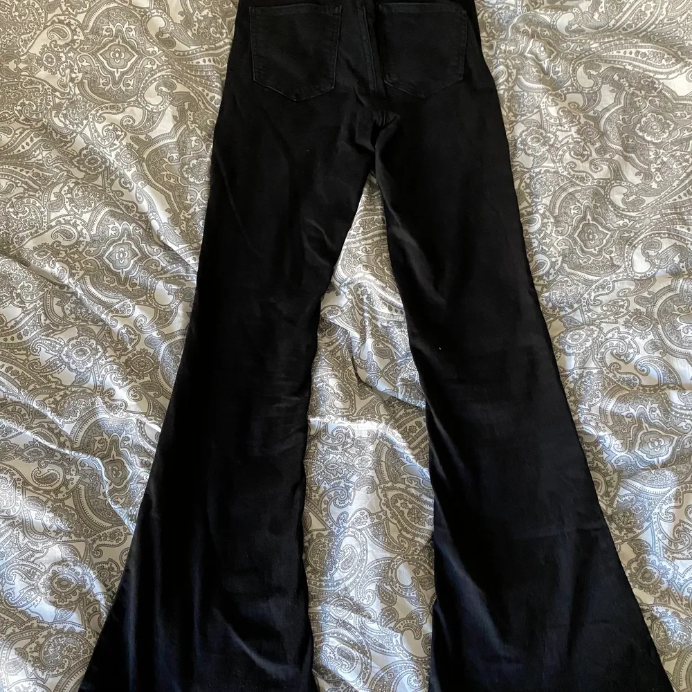 Superfina svarta bootcut jeans, nästan aldrig använda då dem är för korta för mig som är 174 cm. Superfint skick, köptes för några år sen men som sagt, nästan aldrig använda. Nypris: 399kr. Jeans & Byxor.