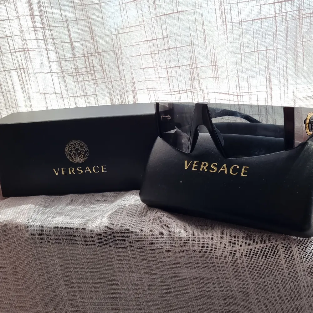 Asballa solbrillor från Versace! Nästintill oanvända. Från utgående sortiment. Egentligen herr, så lite stora för mina täta ögon 😝 snabba, superballa, älskar dem men behöver semesterkassa 💞 ( warranty, duk och lådor ingår). Accessoarer.