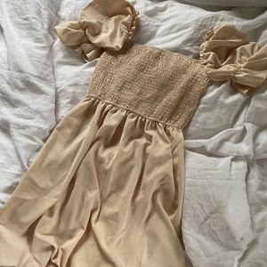 Klänning - Klänning från Shein, storlek Medium. Aldrig använd. Köpare står för frakten.