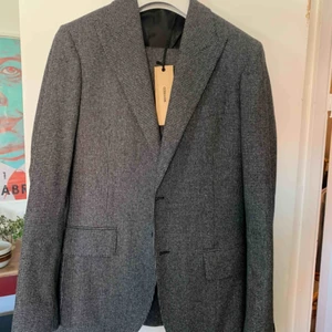  - Kostym i nyskick från Whyred kavajen endast använd 1 gång. Spetsiga slag och en blandning med ull och silke och polyamid i tyget