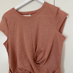 Glittrig rosa topp ☘️ - STORLEK L | SKICK: Oanvänd | Jättesöt rosa glittrig topp från Only! Köpt till en temafest men valde ett annat plagg i sista minuten så har aldrig använts! Den är korsad längst ner vilket är supersnyggt 🪴