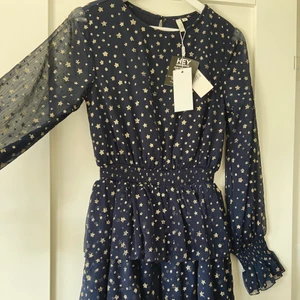 Klänning med stjärnor  - Säljer min oanvända klänning, eftersom jag inte hittat tillfälle att använda den! Den har superfin passform och fina detaljer längst kjolen och armarna 💙💛💙💛 Köparen står för frakten! 