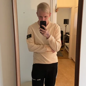 Stone Island Crewneck Large - Tröjan är använd väl men är fortfarande i otroligt gott skick. Från SS18 kollektionen.