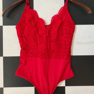 Spetsbody, storlek XS - Jättefin spetsbody från Vera & Lucy, i storlek XS. Bodyn är i väldigt bra skick, då den endast är använd cirka två gånger. 