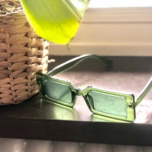 Ett par gröna solglasögon 🕶  - Här är ett par väldigt fina gröna solglasögon. Jag passar inte så bra i grönt och därför väljer jag att sälja de. Glasögonen är så got som nya. Har nästan aldrig använt de. Org pris 85 SEK. Säljer de för 45. Köpta från SHEIN. Köpare står för frakt.🟢🕶