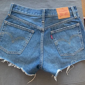 Jeansshorts Levis W26 - Nästan oanvända perfekta shorts från Levis. Blivit för små!
