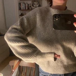 Grå stickad oversized - Grå stickad oversized tröja. Bekväm och sitter fint på kroppen. Skriv för fler bilder eller frågor!❤️ frakten ingår i priset!!