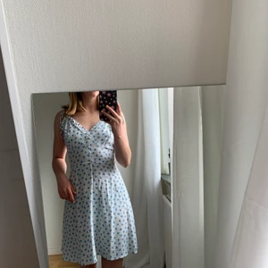 Sommarklänning - Säljer denna söta sommarklänningen från Zara som endast är använd enstaka gång.🥰🥰