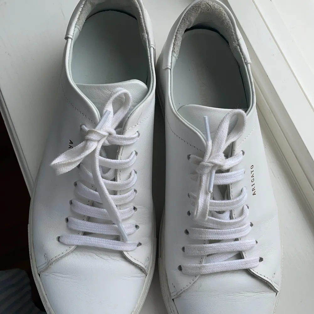 Skon heter ”Clean 90 sneaker - white leather” Köpta 2018 på butiken i Stockholm men de har bara används ett fåtal gånger. Superfint skick, ser nästan helt nya ut. Kartong, påse och dustbag finns kvar även kvittot. Köpte dessa för 1700 kr. 🥺🥺💞💞❤️❤️❤️. Skor.