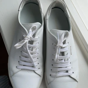 Vita Axel arigato sneakers stl 39 - Skon heter ”Clean 90 sneaker - white leather” Köpta 2018 på butiken i Stockholm men de har bara används ett fåtal gånger. Superfint skick, ser nästan helt nya ut. Kartong, påse och dustbag finns kvar även kvittot. Köpte dessa för 1700 kr. 🥺🥺💞💞❤️❤️❤️