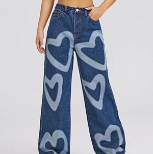 💙 jeans 💙 - Ett par jättefina jeans som tyvärr inte kommer till användning. Endast prövade. Köparen betalar frakt efter eget alternativ, frimärken eller spårbart 💕