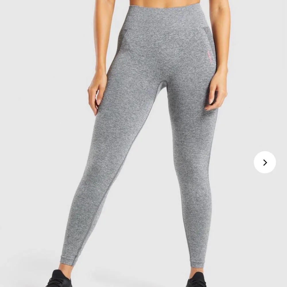 Gymshark tights i topskick!🤩 den ända skillnaden är att gymshark loggan är svart på byxan istället för rosa som på bilden💕. Jeans & Byxor.