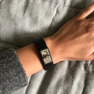Givenchy armband - Säljer mitt Givenchy armband som är i otroligt bra skick. Köpt på ABCD här i Stockholm för ca 4000kr. Säljs till högsta bud + frakt💞 