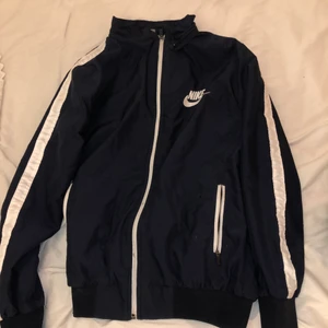 Nike Jacka - Möts upp på Södermalm eller fraktar men då står köparen för frakten. 