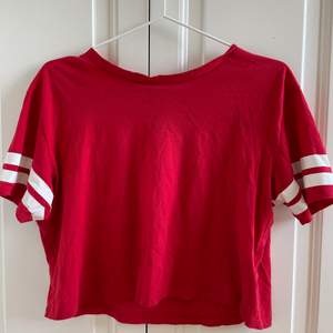 En Fin röd tröja som jag använt som träningströja men går ju också att använda vardagligt också🥰  säljer pga att den inte kommer till användning längre. har haft den länge men länge sen ja använde den nu, inga skador över huvudtaget!