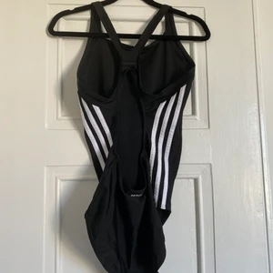 Adidas baddräkt 3 stripes - Populär klassisk Adidas baddräkt (3 stripes) med urringad rygg. Är i storlek M men passar även XS/S pga stretch. Säljer för 200kr + frakt ☀️ först i kvarn! 